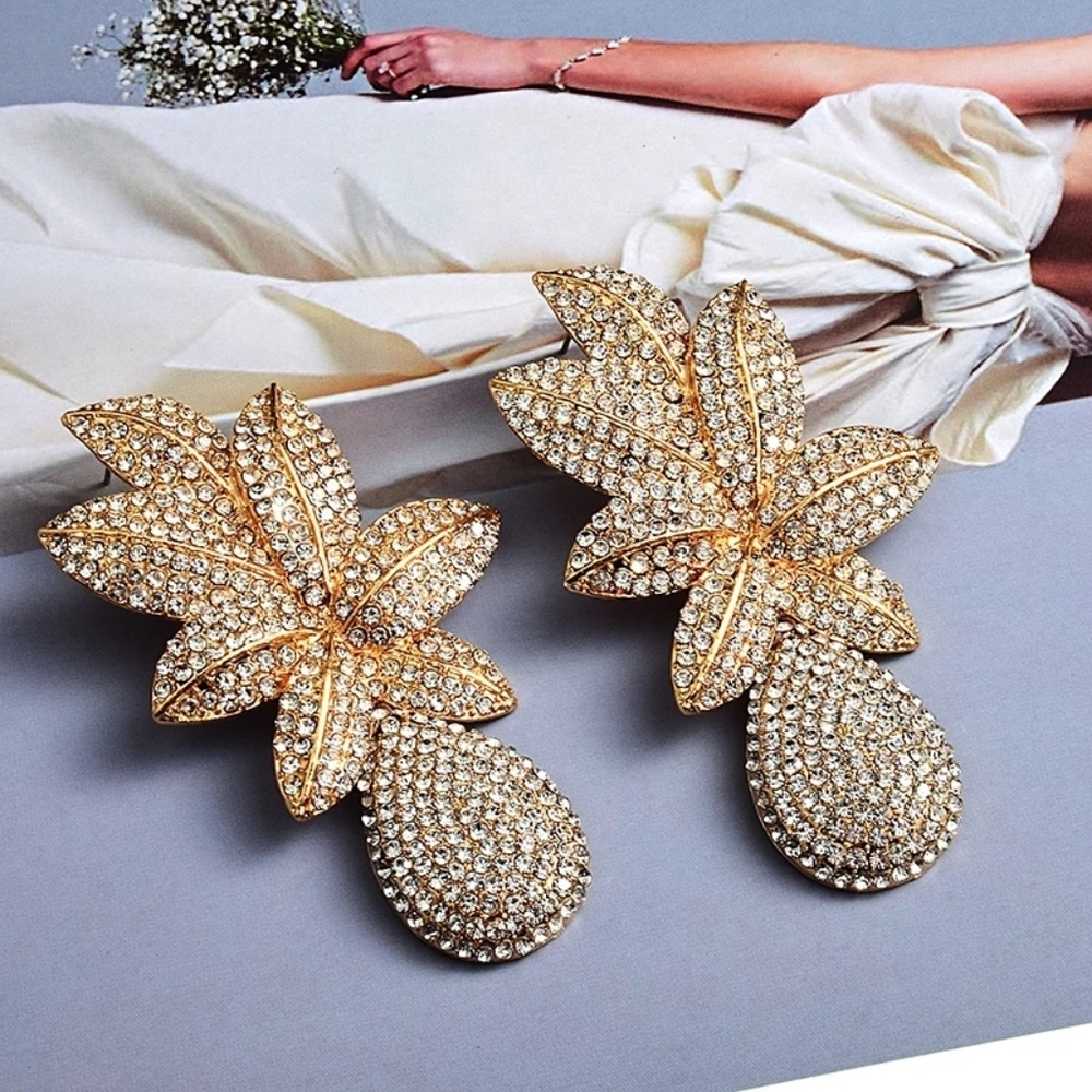 Vince Camuto Leaf Pineapple Flower